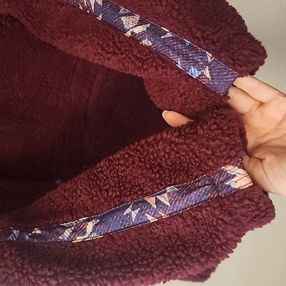 Hooey Sherpa Pullover Bergundy with Aztec Accents - Picture 4 of 11